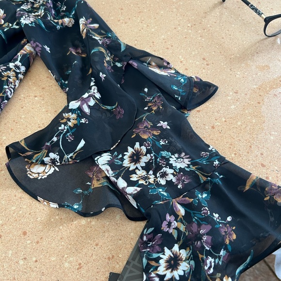 Iz Byer Black Floral Boxy Blouse with Peter Pan Collar - Picture 4 of 6